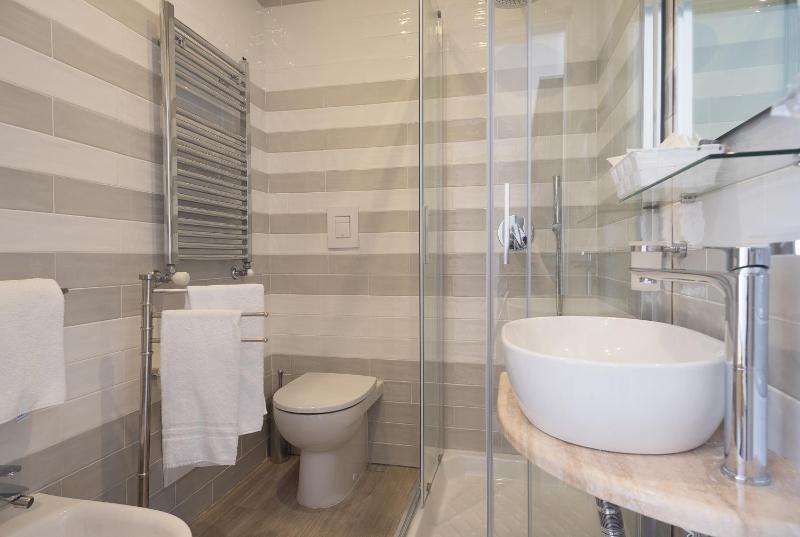 Deluxe Double or Twin Room with City View image 4