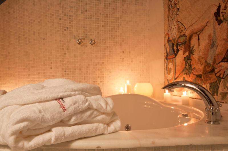 Double Room with Spa Bath image 4