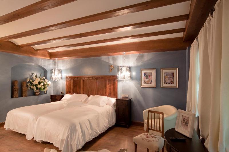 Superior Double Room image 3
