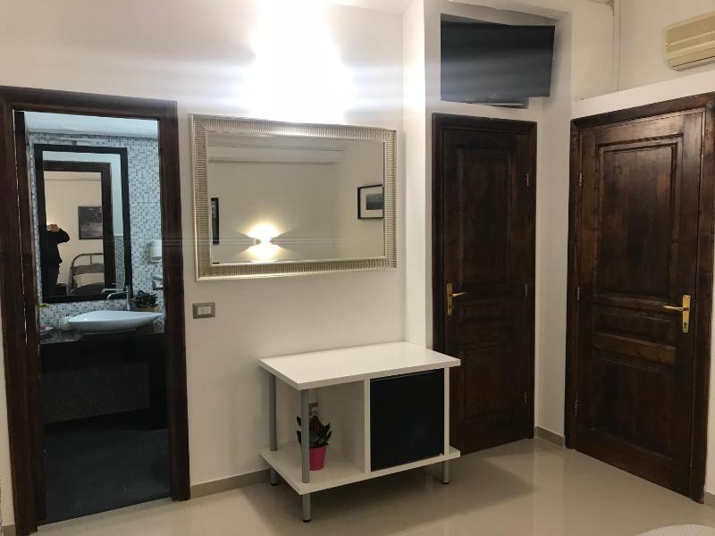 Double Room image 4