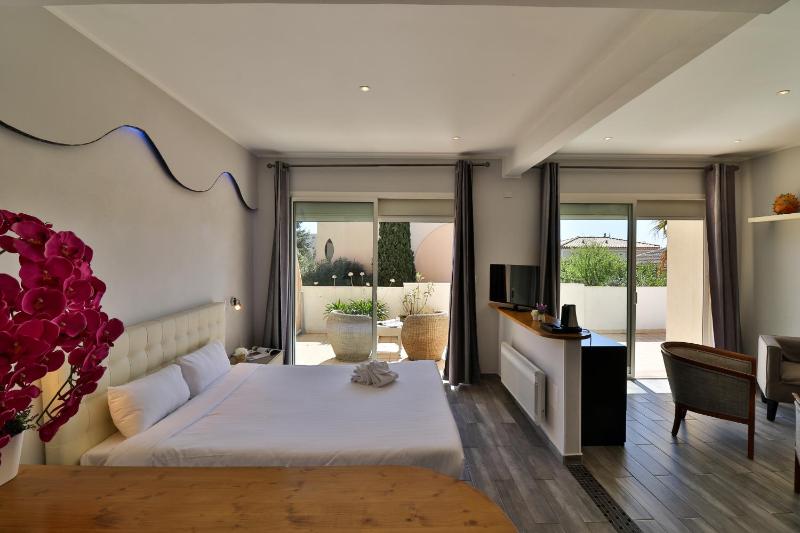 Suite with Terrace and Pool View - Ground floor image 4