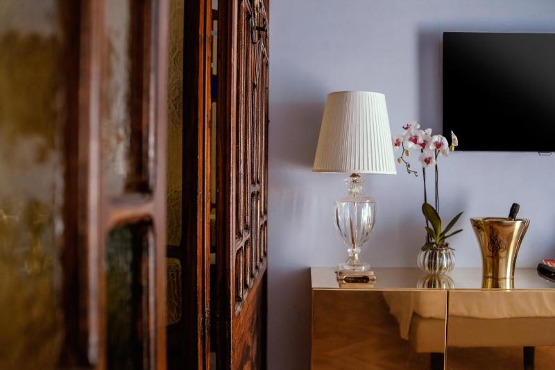 Deluxe King Studio image 3