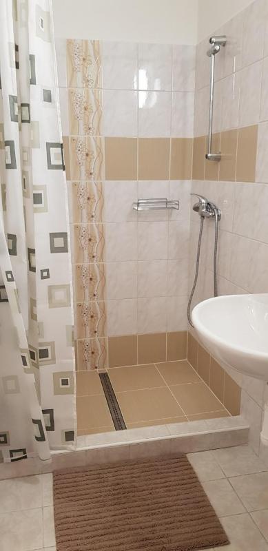 Twin Room with Shower image 4