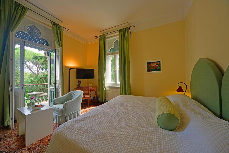 Standard Twin Room with Balcony image 1
