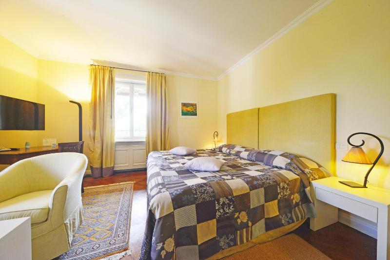 Standard Twin Room image 3