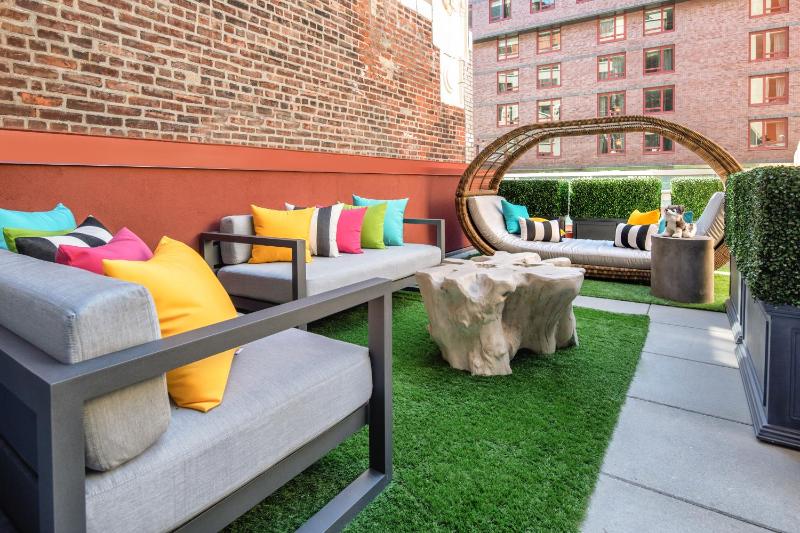Staypineapple An Artful Hotel Midtown - image 1