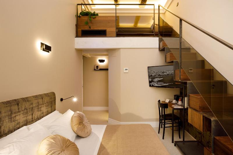 Economy Triple Room with Balcony image 3