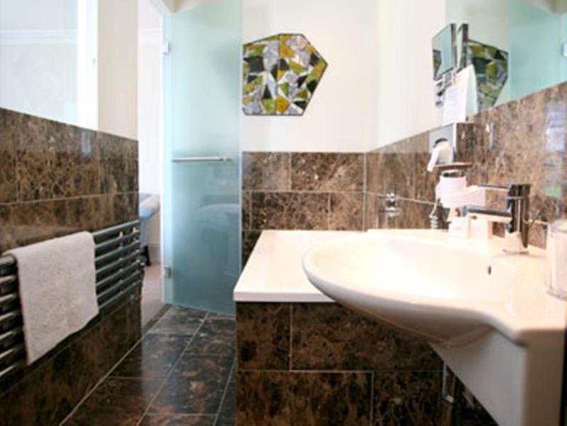 Standard Twin Room image 1