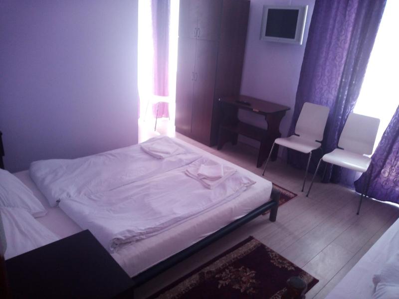 Triple Room with Balcony image 4