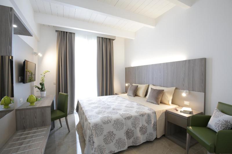 Double Room with Balcony image 1