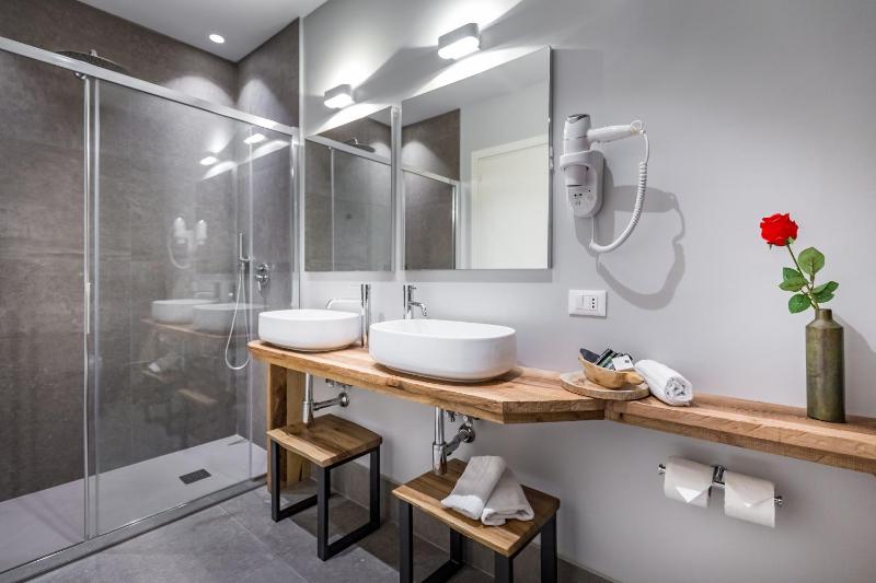 Junior Suite with Balcony image 4