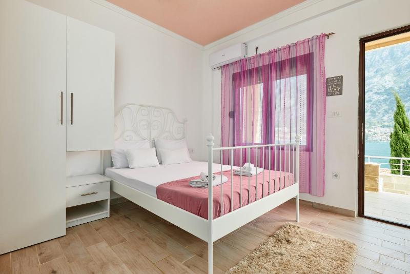 Studio Apartment with Sea View image 3