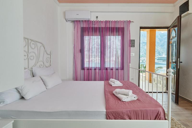 Studio Apartment with Sea View image 2
