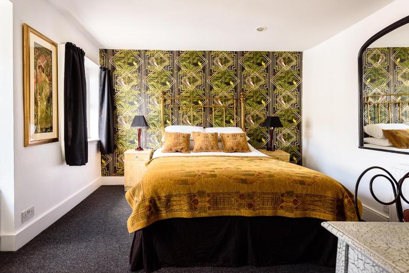 Double Room image 3