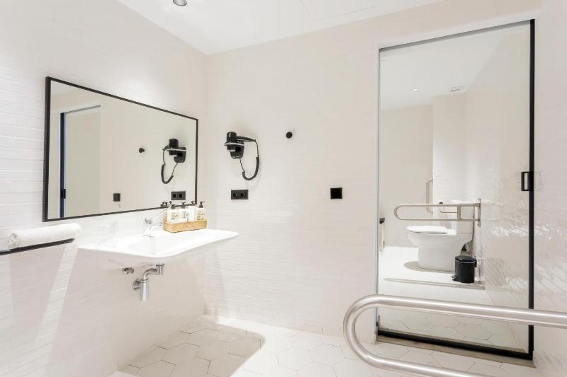 Standard Double Room image 3