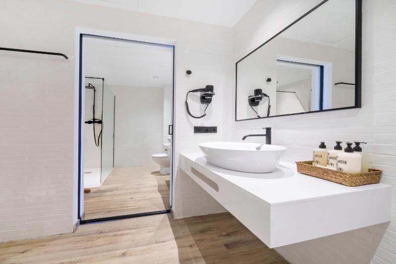 Standard Double Room image 4