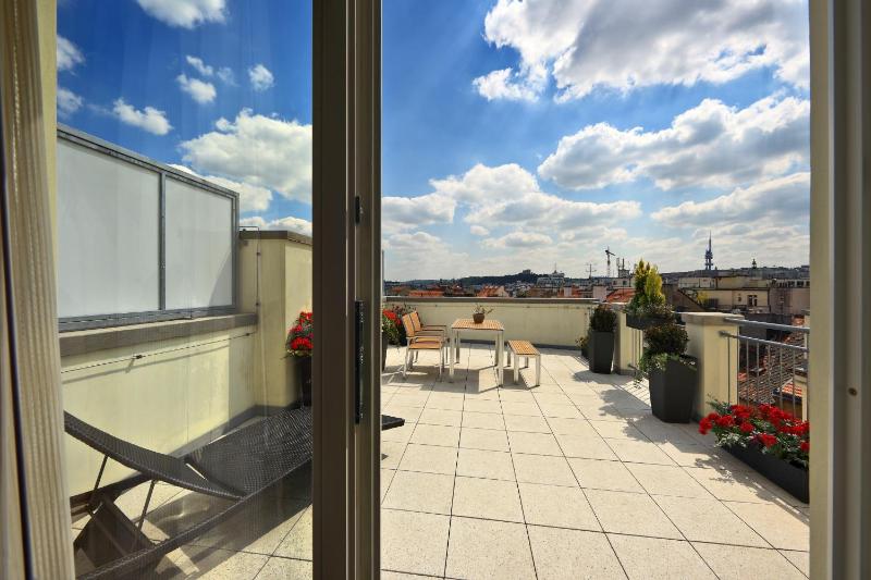 Deluxe Three-Room Apartment with Terrace (4 Adults) image 4