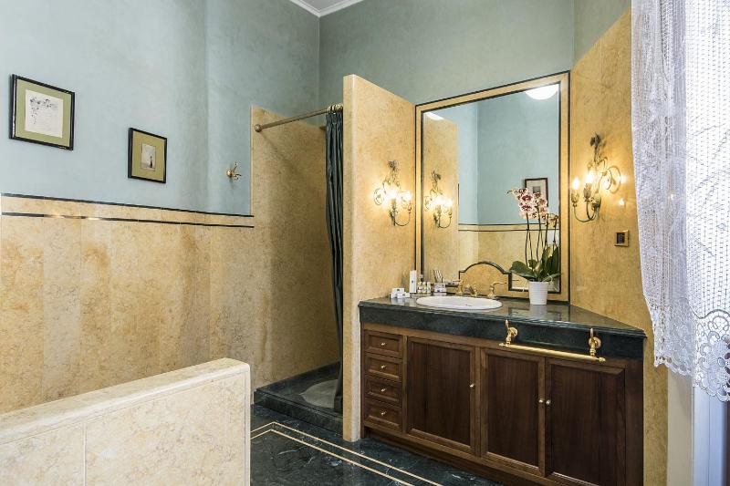 Queen Suite image 3