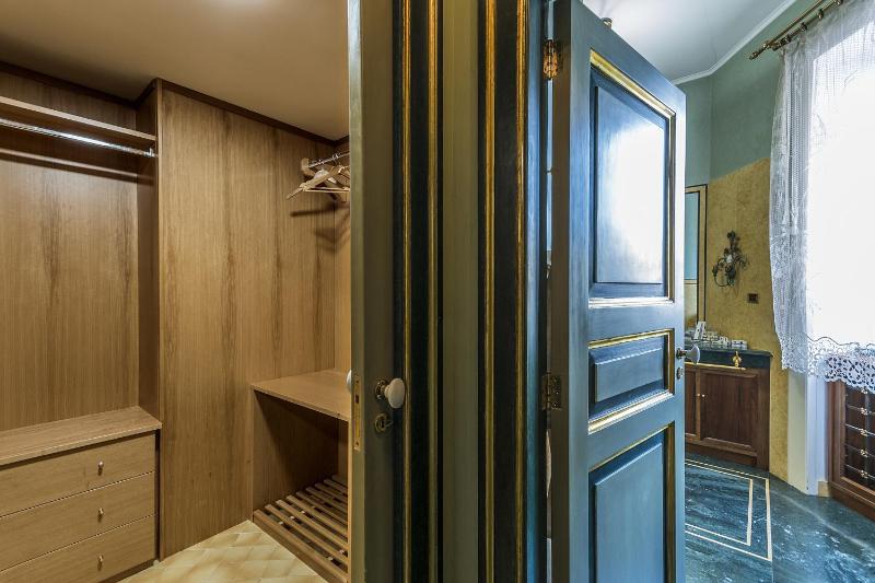 Queen Suite image 4