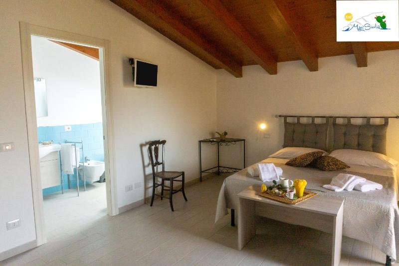 Standard Triple Room with Sea View image 2