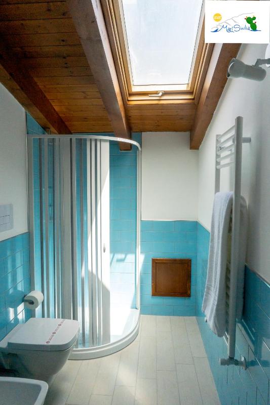 Standard Triple Room with Sea View image 4