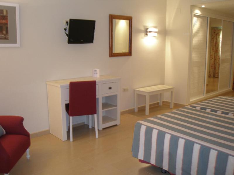 Standard Twin Room image 4