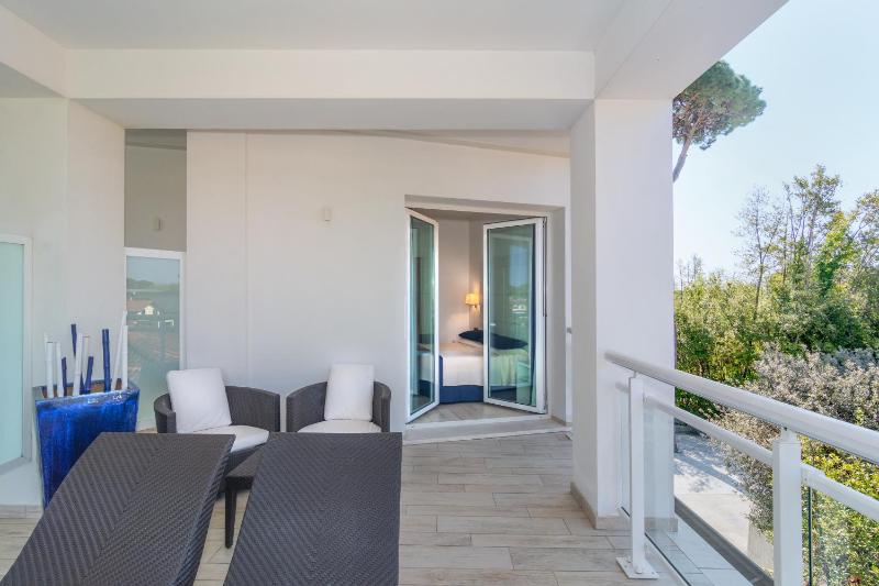 Deluxe Double Room with Pool View image 3