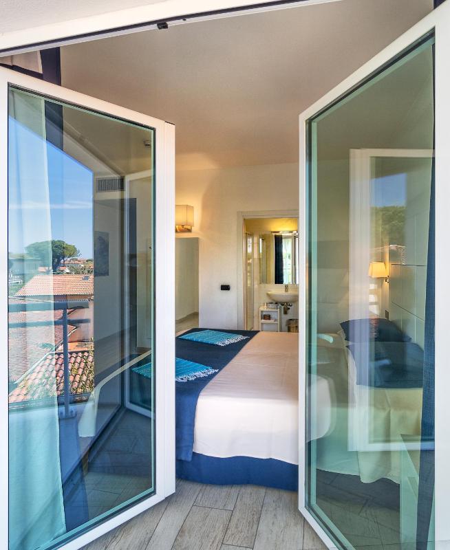 Deluxe Double Room with Pool View image 4