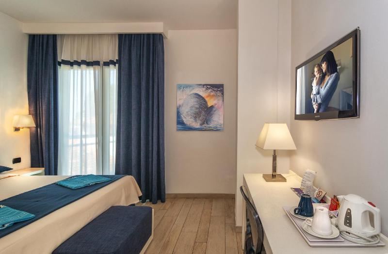 Deluxe Double Room with Pool View image 4