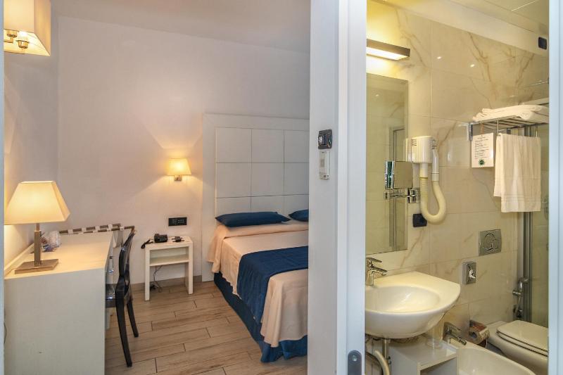 Classic Double Room image 3