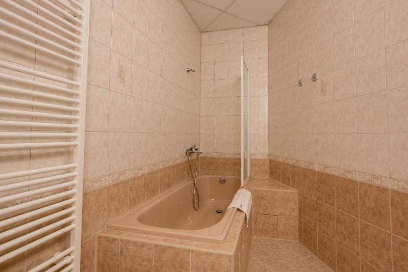 Deluxe Double Room with Bath image 2