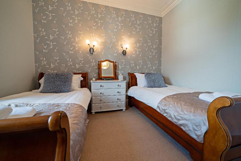 Twin Room image 3