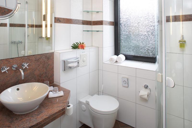 Small Double Room image 3