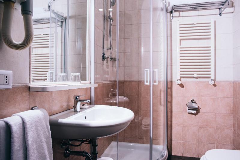 Deluxe Twin Room image 3