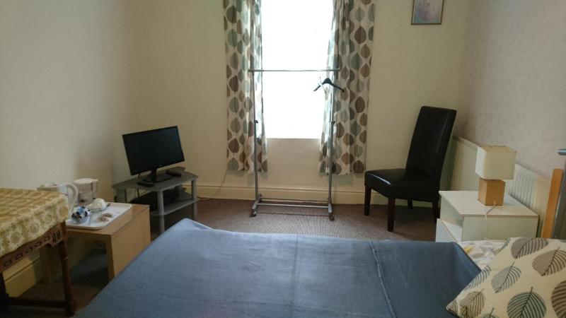 Single Room with Shared Bathroom image 1