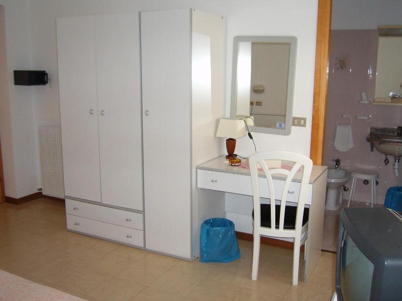 Twin Room image 4