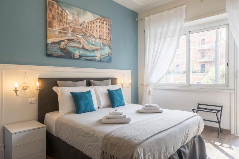 Triple Room with Balcony image 4