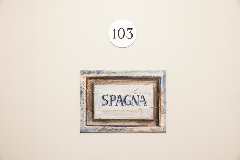 Triple Room with Balcony image 3