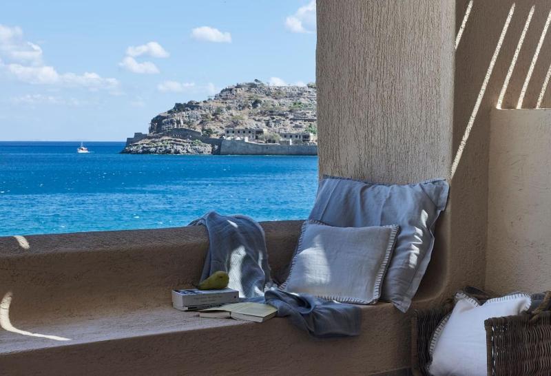 Studio Apartment with Sea View image 3