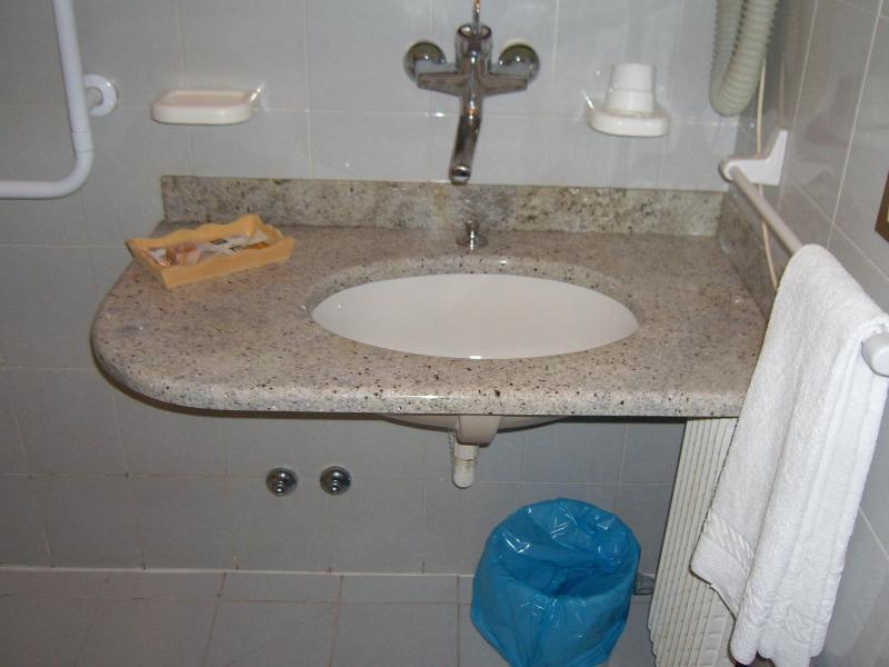 Twin Room image 2
