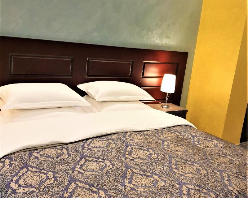 Deluxe King Room image 4