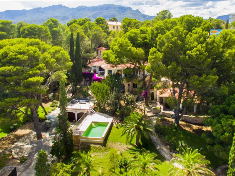 TarracoHomes Villa with Botanic Garden and Private Pool facing the Beach - image 2