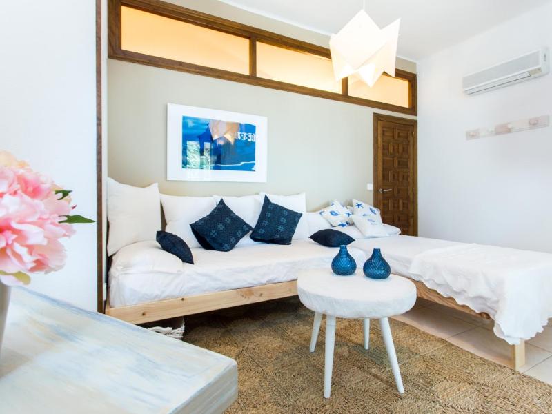 TarracoHomes Villa with Botanic Garden and Private Pool facing the Beach - image 12