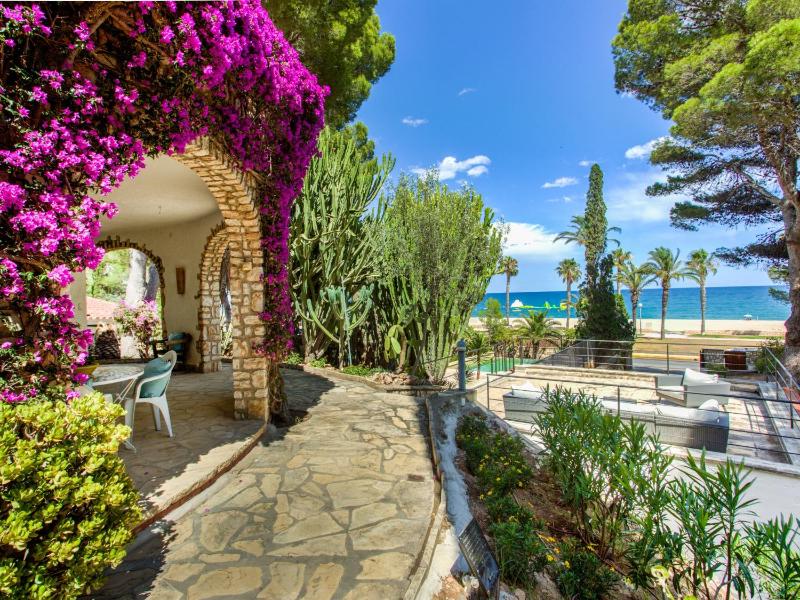TarracoHomes Villa with Botanic Garden and Private Pool facing the Beach - image 1
