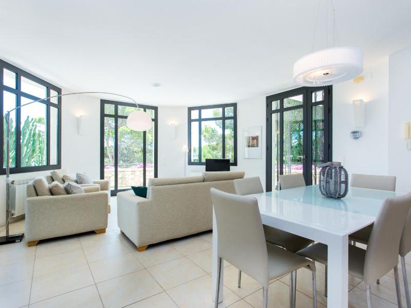 TarracoHomes Villa with Botanic Garden and Private Pool facing the Beach - image 25