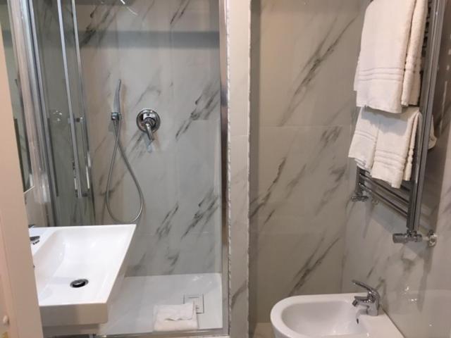 Deluxe Room image 3