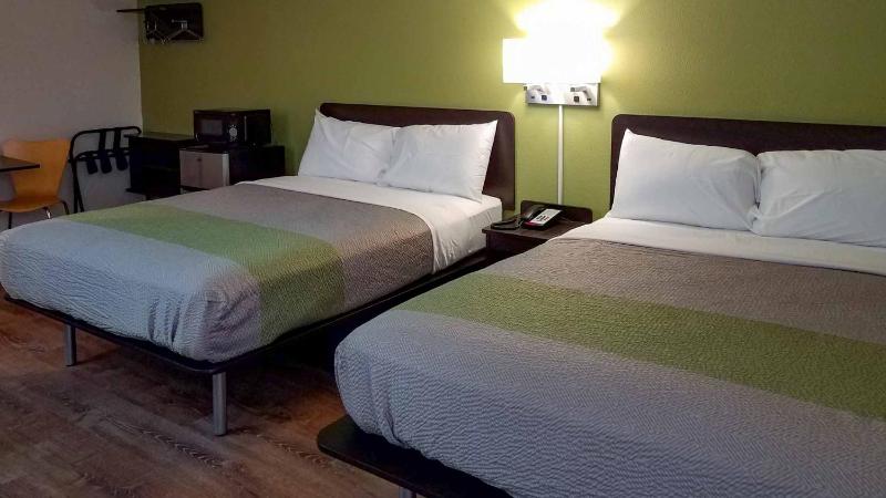 Deluxe Queen Room with Two Queen Beds - Non-Smoking image 4
