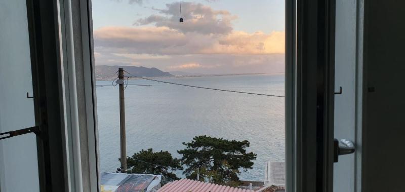 Deluxe Double Room with Sea View image 3