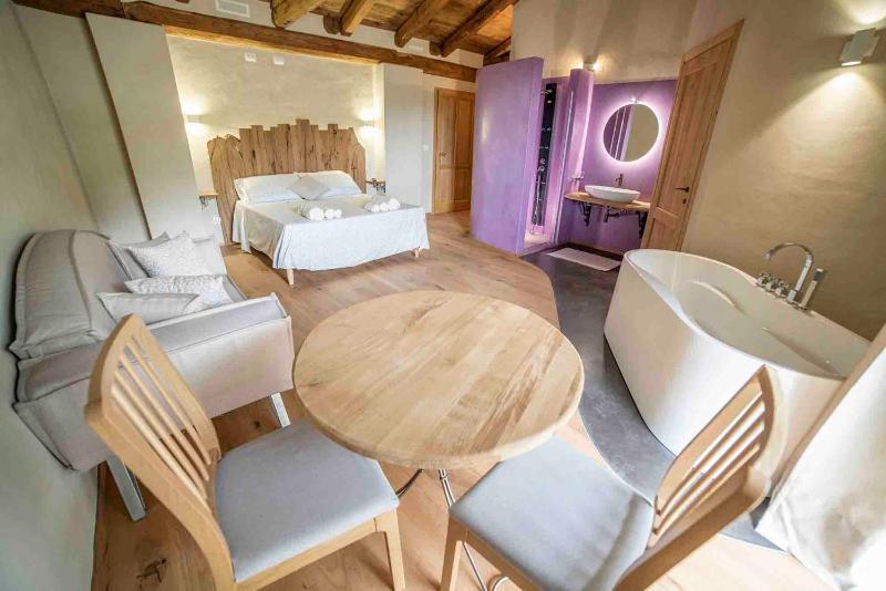 Deluxe Double Room with Bath image 2