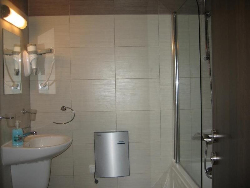 Three-Bedroom Maisonette with Fireplace (8 Adults) image 2